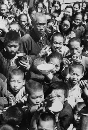 Children line up for food handouts, 1959-61 famine 